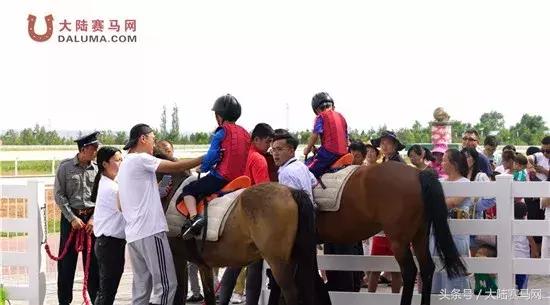 赛马点亮城市新名片：两位双冠王闪耀伊泰大漠“鄂尔多斯金杯”