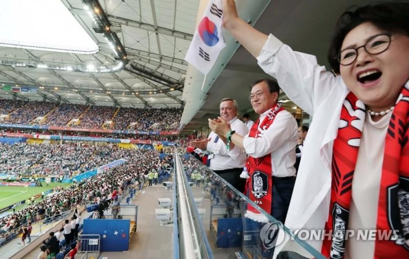 文在寅安慰孙兴慜,孙兴慜哭了德布劳内安慰