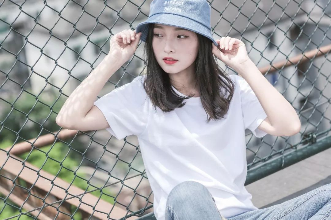 什么颜色的t恤不挑皮肤比较百搭,适合夏天的纯色各种颜色的t恤