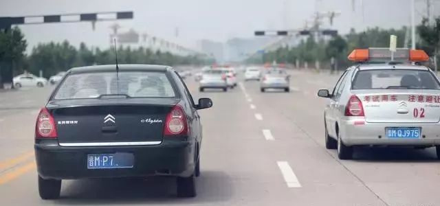 山西运城空港南区驾驶员科三考试道路出现百余辆黑车“李鬼”，交通安全隐患亟待消除
