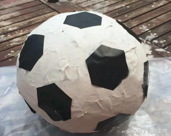 幼儿园足球世界杯手工作品,简单的足球手工