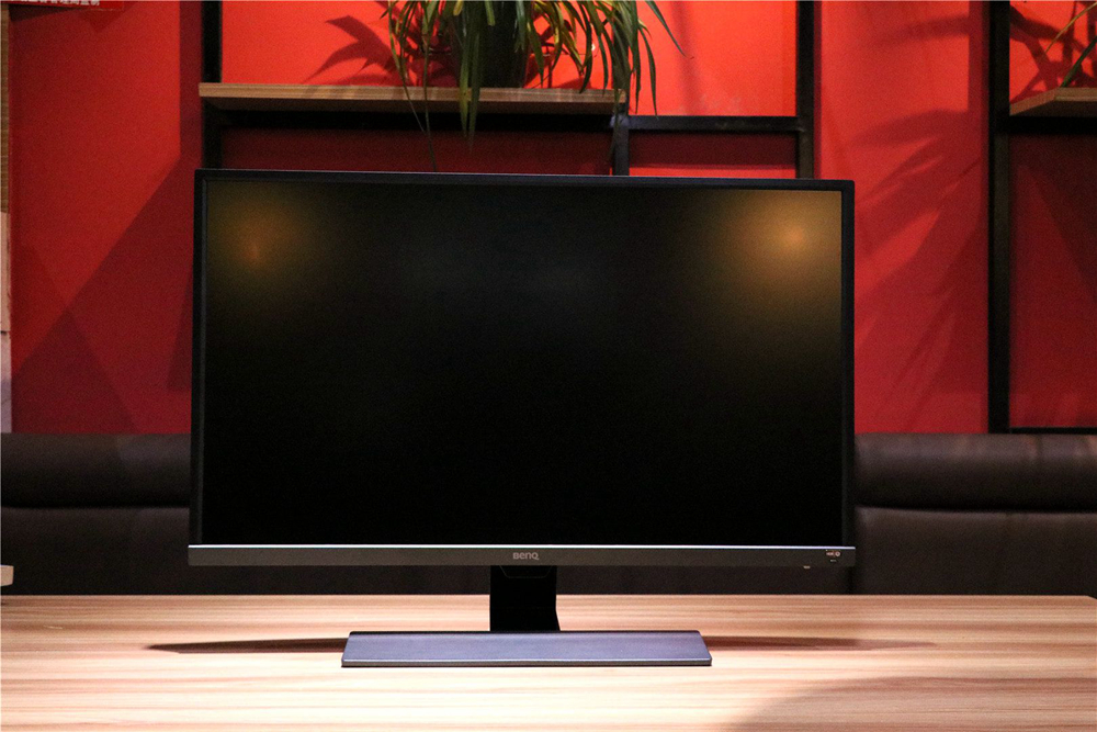 分享我自己在书房用的32英寸显示器,影音娱乐都很爽!