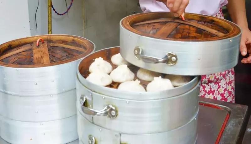 武汉美食必吃推荐粮道街饼夹烧卖,武汉一元路怪味烧饼几点开门