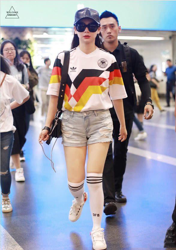 戚薇婴儿肥时期,戚薇足球宝贝