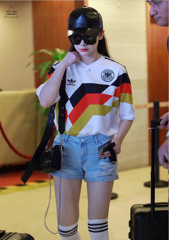 戚薇小蛮腰全身照,戚薇青春靓丽活泼可爱