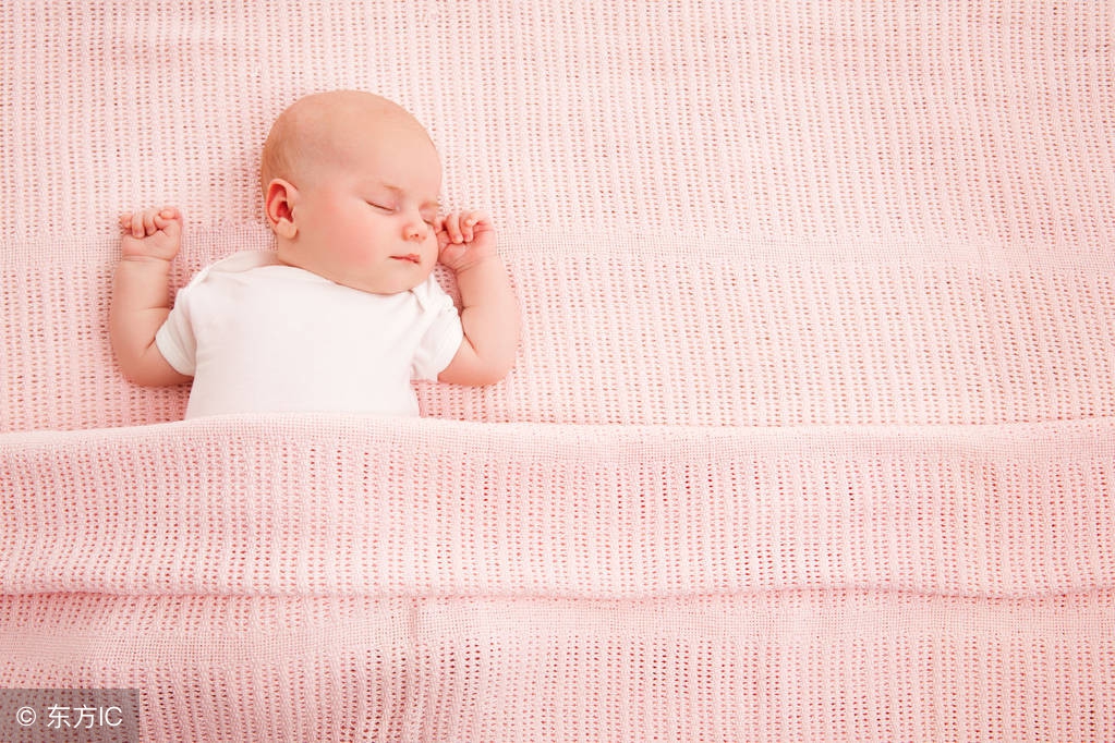 夏天宝宝睡觉常翻动，爸妈学会这些招，轻松解决踢被子烦恼