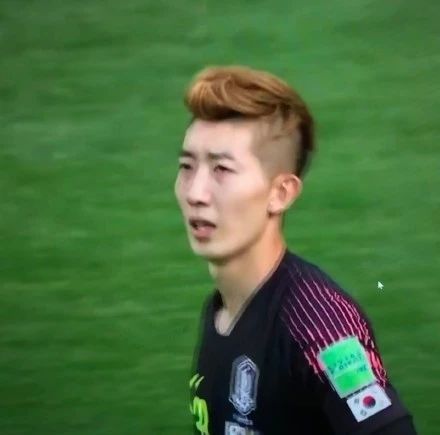 先不粉你了C罗！我被球场上那个化妆纹眉定发型的精致蓝孩吸引了