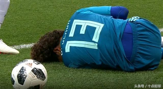 韩国球迷自嘲不忘带上中国男足:踢成这样,还以为是中国队在比赛