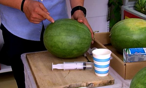 西瓜很红是打了催红素吗,特别甜的西瓜是不是打了药