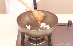 铁锅炖鱼的最正宗的做法视频,东北铁锅炖鱼正宗做法