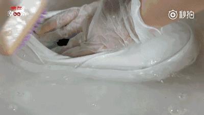 白色衣服放洗衣机变黄了怎么洗白,洗衣机洗衣服发黄变白的小妙招