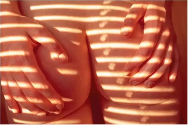 PP、腋下、手肘、三角区发黑暗沉?日本女*爱性**用好物,抹一抹,4周白嫩如少女!