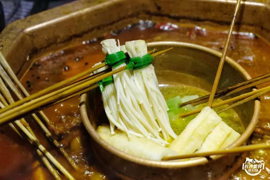 情怀总被烂梗消费,网红串串店长沙