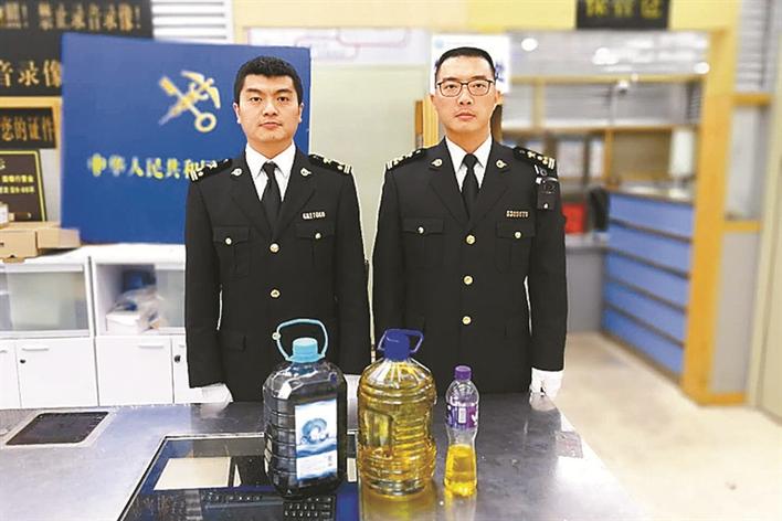 大瓶“新型料理油”竟是止咳水，香港*私走**到内地*市黑**价格翻4倍