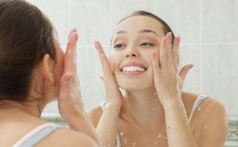 用盐洗脸的好处是什么,洗脸放点盐有什么好处