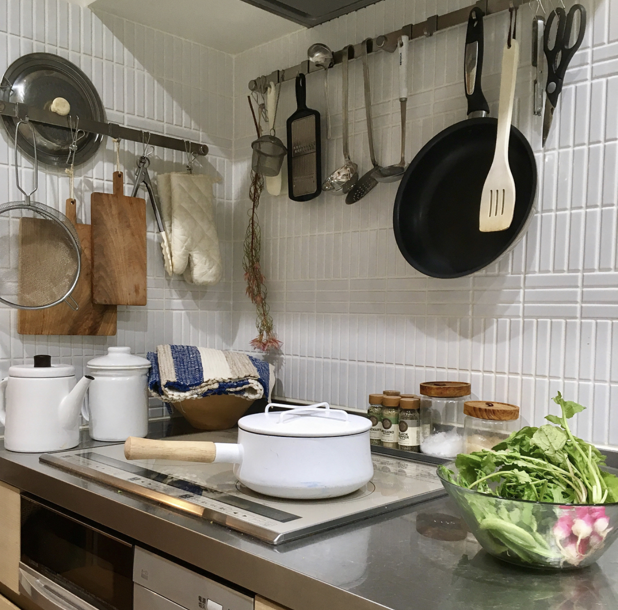 厨房锅具收纳墙上,锅具收纳小妙招废物利用