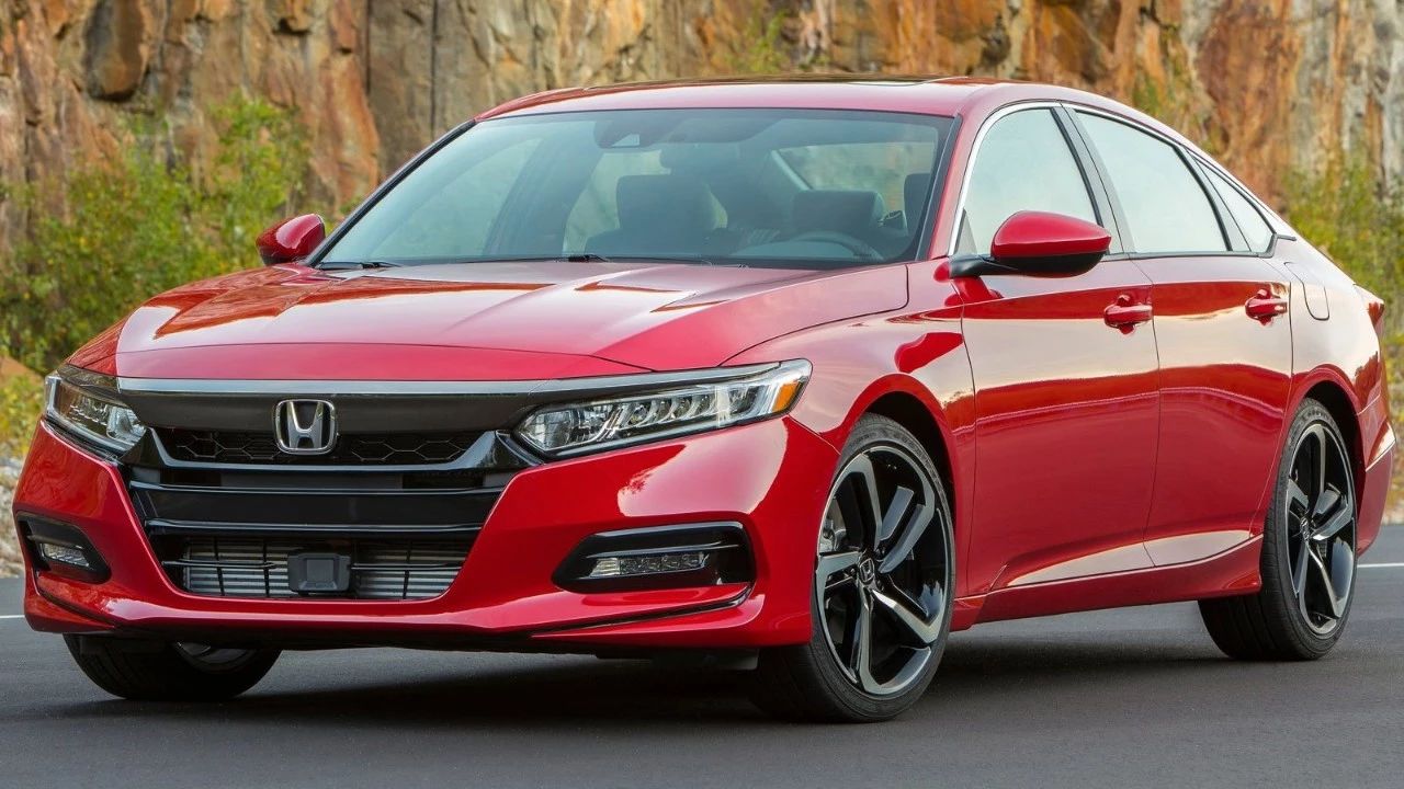 全新本田雅阁对比阿特兹！20万运动中型车该如何选择？