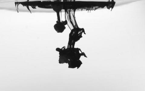 墨汁弄到衣服上怎么洗,怎么洗墨汁沾在衣服上