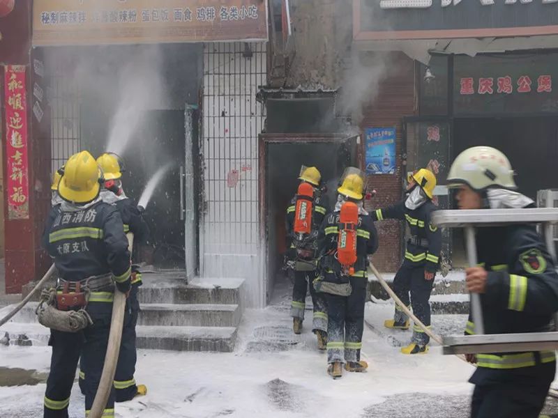 小区着火消防紧急救援有人员被困,商铺起火消防员成功营救被困者