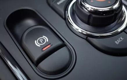 高速刹车失灵可不可以慢慢拉手刹,高速路刹车失灵正确方法