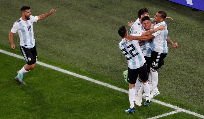 阿根廷梅西赛后欢庆胜利,阿根廷3-0克罗地亚梅西庆祝动作