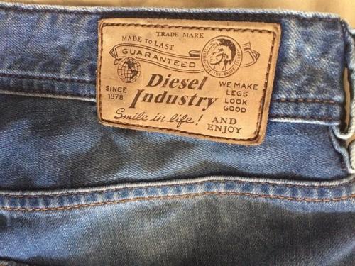 牛仔裤后腰皮标是干什么用的？看完才知道原来作用还有这么多