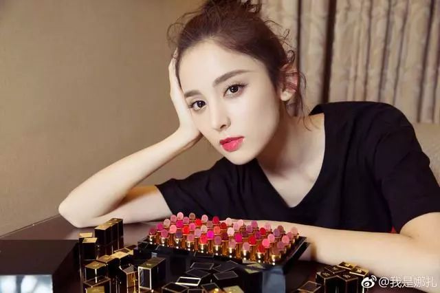 唇釉口红两支,唇釉和口红收纳一大堆