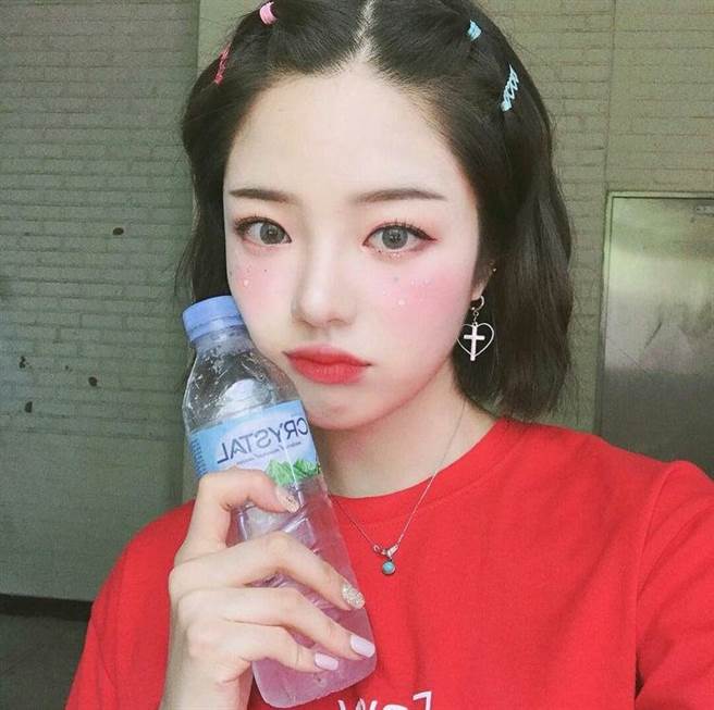 单眼皮眼妆不贴双眼皮怎么不无神,一个双眼皮一个内双眼妆教程