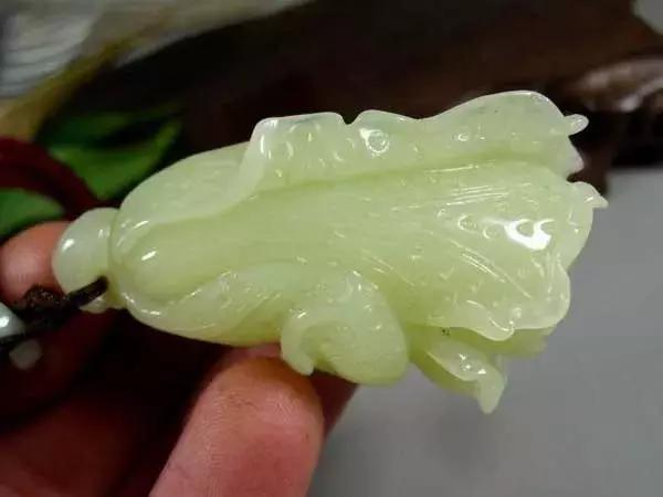 一块白玉代表什么,和田白玉有白点是啥