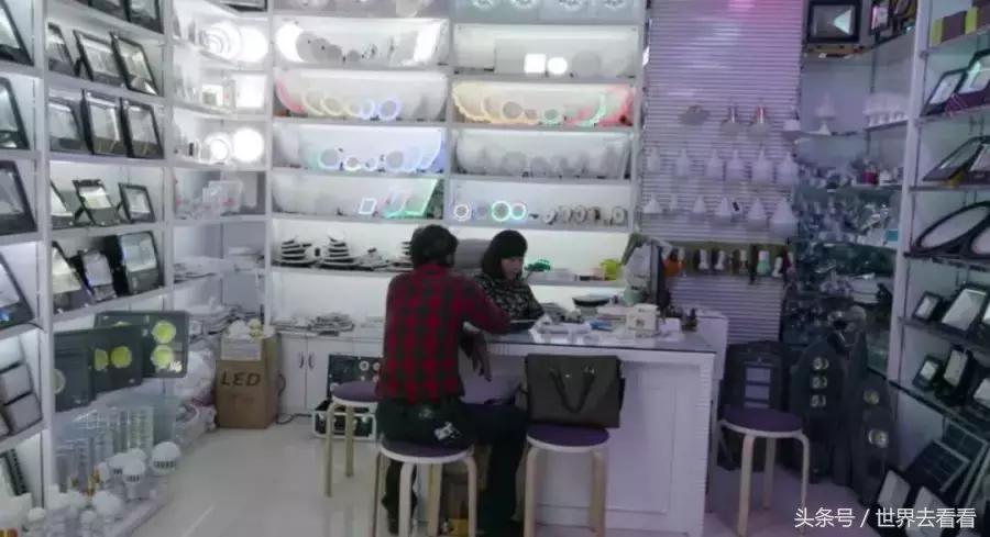 老外逛华强北组装苹果手机,外国人华强北组装苹果