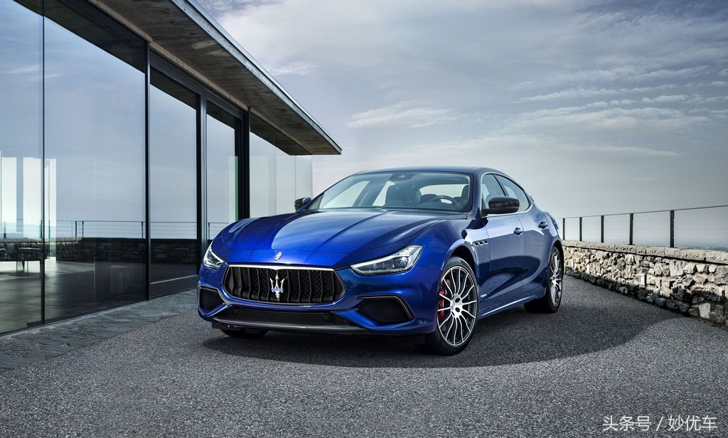 被誉为超跑的足球明星,足球场上的明星