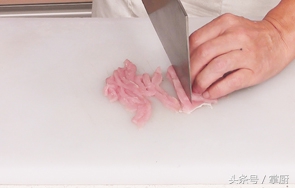 凉菜芥末黄瓜凉皮,黄瓜拌凉皮放什么调料