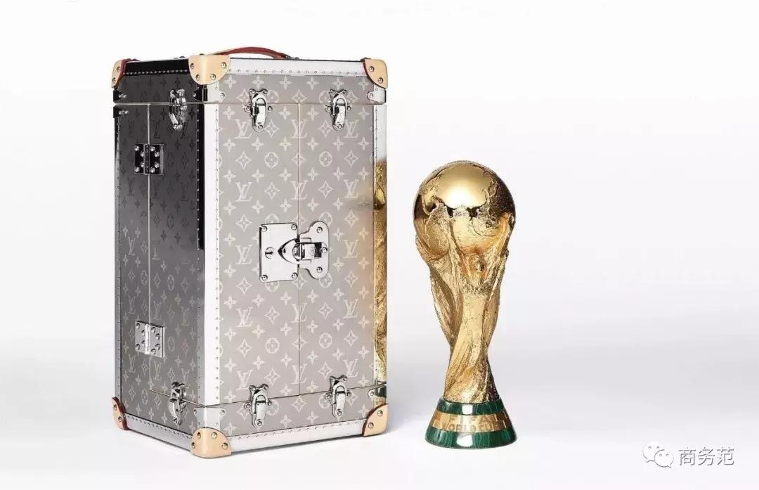 勒夫传递c罗,德国队主教练勒夫戴三色手环