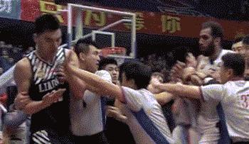 足球场上球员吐痰是什么行为,足球运动员为啥总吐痰