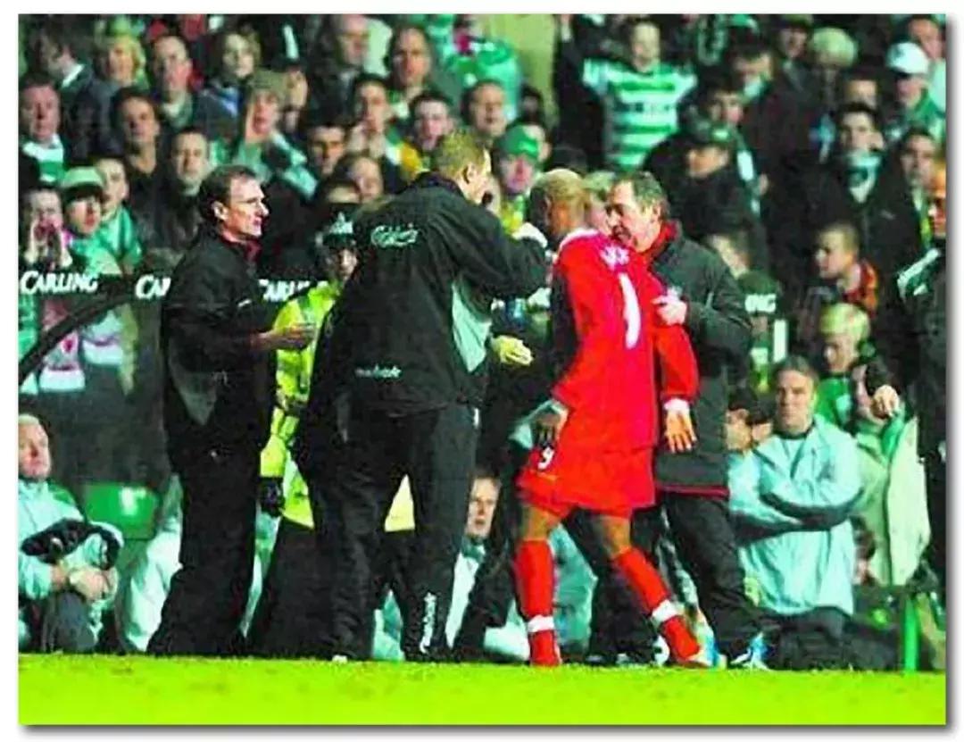 为什么足球场上的球员吐口水,足球场上吐痰不嫌脏吗