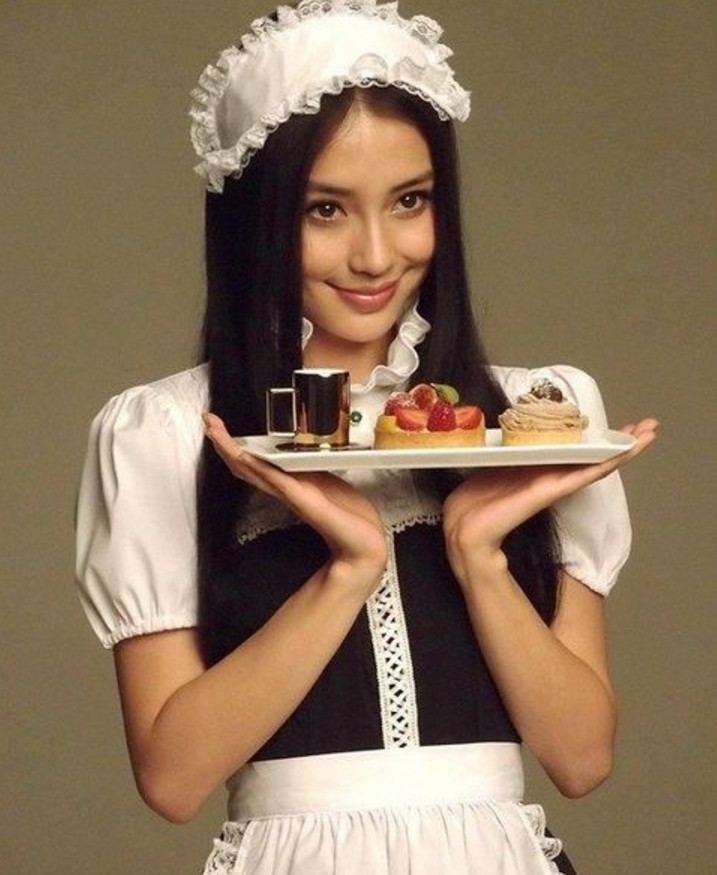 Baby出席活动,穿洋装玩cosplay直播,不知道黄晓明喜欢哪一款