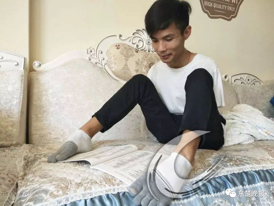 励志无臂小伙用脚写毛笔字,失去双腿双臂的励志男孩