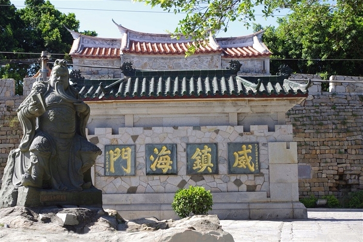 福建民俗奇观夫妻路上遇到不相识，崇武古城探秘三大渔女之惠安女