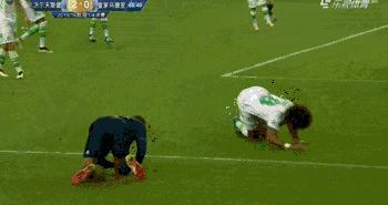 足球过人动图,最新足球搞笑片段