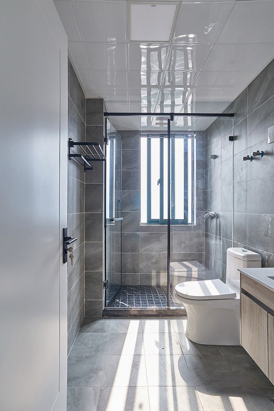 西边户客厅大飘窗西晒厉害吗,朝西客厅怎么解决西晒