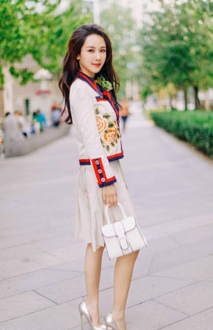杨紫的美,是一种心灵的美,她不仅美的自然而且还美的自信