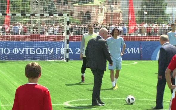 普京射门,普京一人挑战半个球的震撼视频