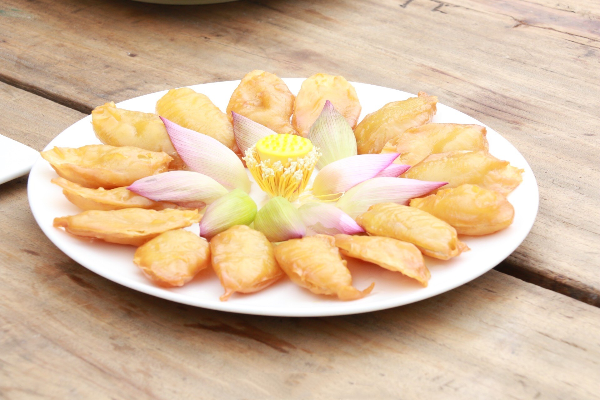 夏日赏月赏夜，不如赏花荷，这里“十里荷花一个村”