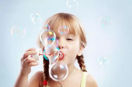 小孩子又哭又闹怎么教育,孩子闹情绪家长正确做法