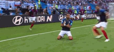 姆巴佩梅开二度绝杀巴萨,法国杯姆巴佩造三球