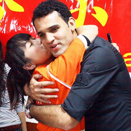 女人看世界杯看的是颜值,女的看足球比赛