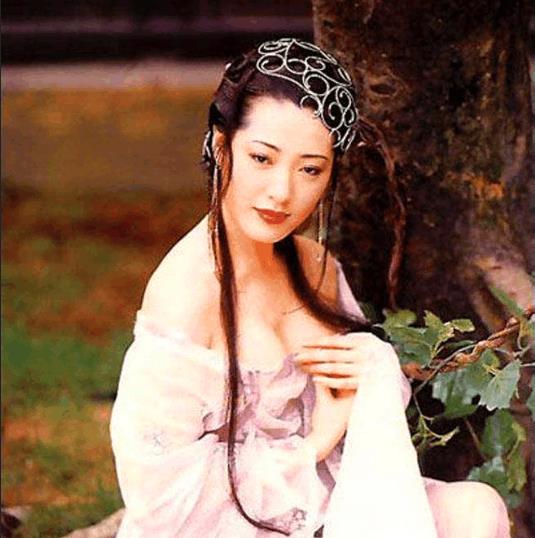 她有着亚洲第一美的上围，因演潘金莲而家喻户晓，如今和豪门交往