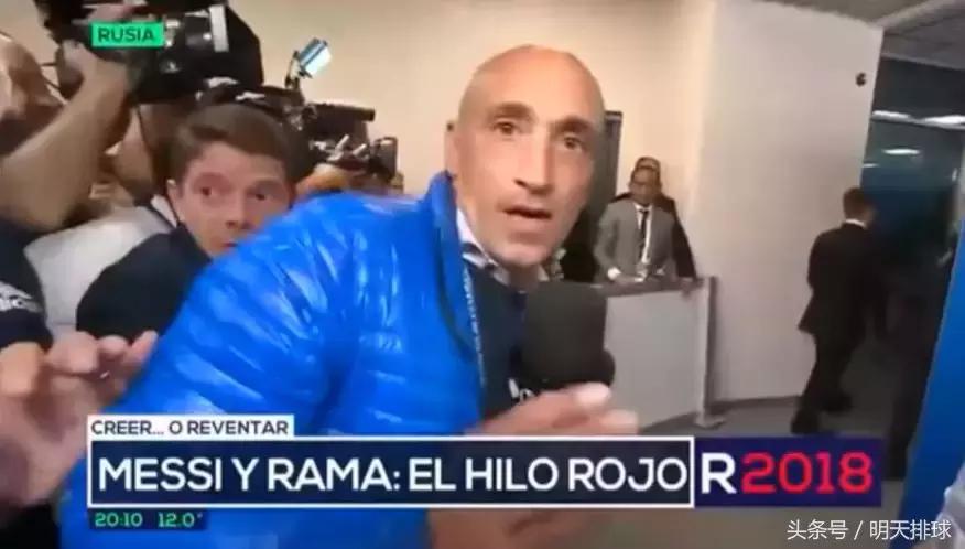 记者送给梅西红绳,梅西被记者送红绳