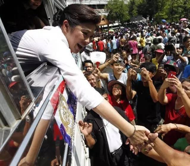 泰国总理英拉惊艳的照片,世界华人女总统