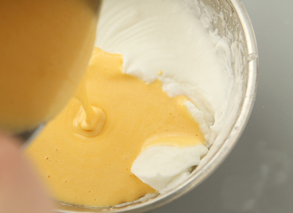 电饭煲蛋糕零失败的家常做法教程,电饭煲蛋糕的家常做法教程